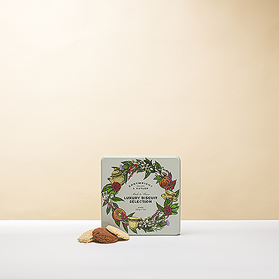 La boîte cadeau Cartwright & Butler Luxury Biscuit Selection contient des biscuits Shrewsbury aux groseilles, des biscuits au gingembre doux, des biscuits au chocolat et à l'orange, des flips à l'avoine et des biscuits au caramel salé.