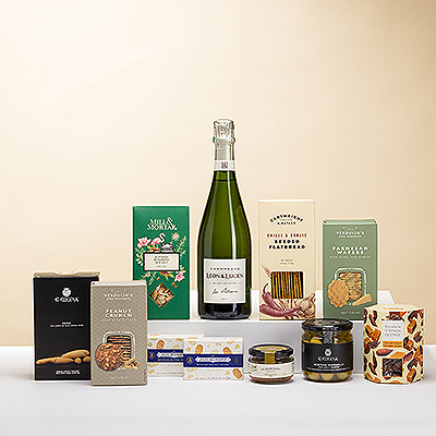 Envoyez ce cadeau élégant à vos amis, votre famille et vos collègues. Une belle bouteille de champagne Léon & Lucien est accompagnée d'une délicieuse collection de snacks salés, de noix croquantes, des meilleures sucreries et bien plus encore.
