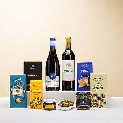 Vous cherchez le cadeau gastronomique ultime pour les anniversaires, les cadeaux d'entreprise, les fêtes et autres occasions spéciales ? La nouvelle édition de notre best-seller Hospitality Tray Deluxe est le cadeau idéal ! Ce cadeau impressionnant est emballé à la main avec un duo de vins rouges français soigneusement associés à une pléthore de plats gastronomiques européens.