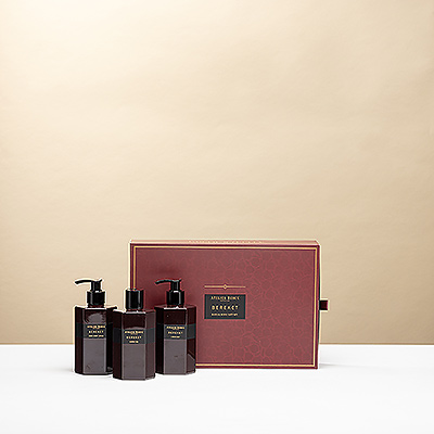 Offrez le coffret Bereket : des soins élégants parfumés à la grenade, le cadeau raffiné idéal pour un anniversaire ou toute occasion spéciale.