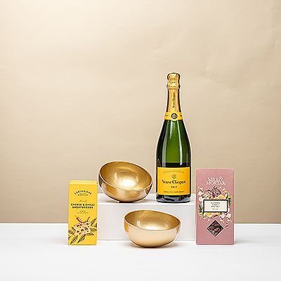 Célébrez chaque moment avec Veuve Clicquot Yellow Label accompagné de shortbreads au fromage et piment, amandes rôties au miel, et bols P5Tit Pot pour un apéritif festif parfait.