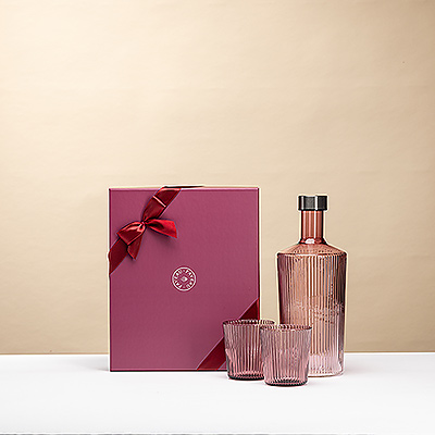 Offrez le Coffret Paveau Broome en bordeaux tendance : 1 bouteille raffinée &#38; 2 verres élégants dans un écrin. Élégant, durable &#38; intemporel.