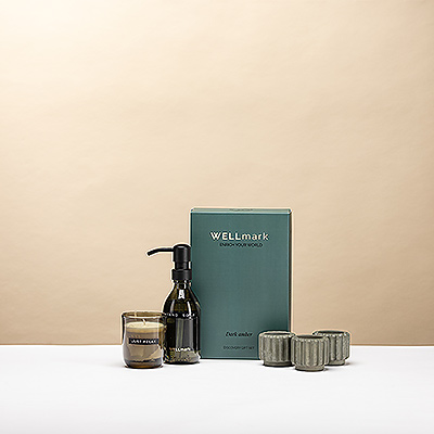 Profitez du élégant coffret Wellmark Dark Amber avec bougie parfumée , savon pour les mains et accessoires de luxe. Un cadeau bien-être raffiné pour une ambiance apaisante à la maison.