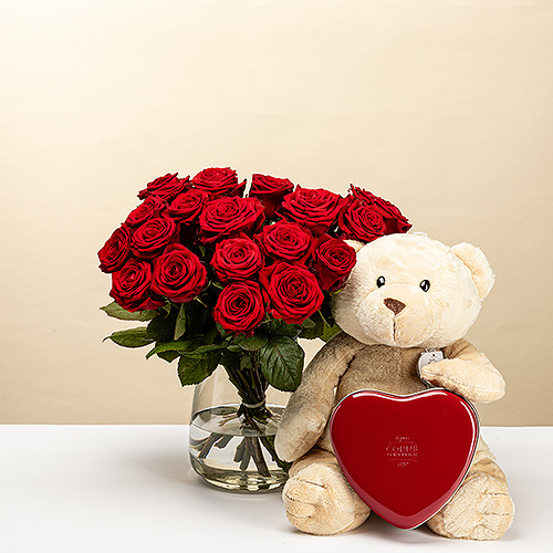 Roses rouges avec ours en peluche et chocolats