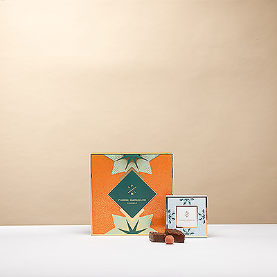 Offrez un moment d5exception avec la somptueuse Pierre Marcolini Chocolate Tower. Cette composition élégante réunit deux créations emblématiques : la Mini Malline Fleur d5Hiver et la Malline Classiques de Noël . Un cadeau idéal pour les amateurs de chocolat raffiné et de saveurs festives.