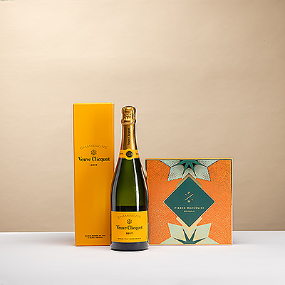 Célébrez les fêtes de fin d5année avec une alliance irrésistible de chocolat raffiné et de champagne iconique. Ce coffret luxueux réunit les Classiques de Noël Pierre Marcolini et le légendaire Veuve Clicquot Yellow Label Brut — un duo élégant pour sublimer chaque instant festif.