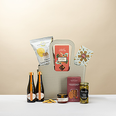 Savourez le Chandon Spritz Gourmet Picnic Tote : Chandon Spritz pétillant avec snacks premium comme chips à la truffe et olives. Parfait pour un pique-nique ou comme cadeau de luxe .