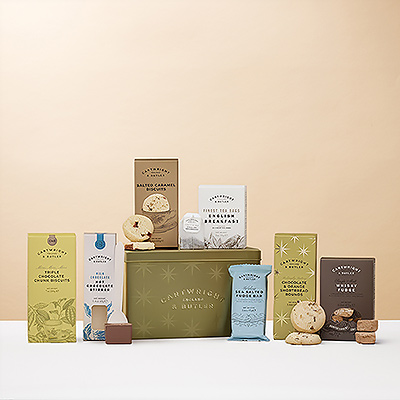 Découvrez ce coffret cadeau Cartwright & Butler garni de biscuits britanniques raffinés, de chocolat, de fudge et de thé. Un savoureux cadeau pour de chaleureux moments d'hiver.