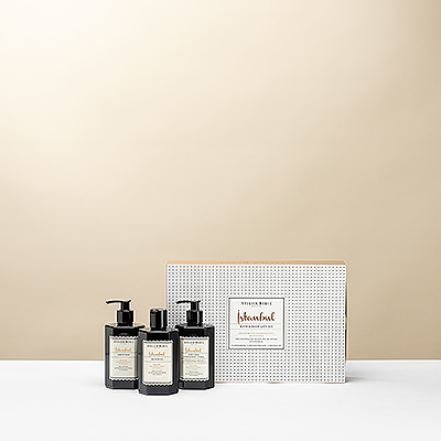 Profitez du luxueux Atelier Rebul Istanbul Bath &#38; Body Gift Set avec savon liquide , gel douche et lotion mains &#38; corps. Un élégant cadeau bien-être rempli de soin et de détente.