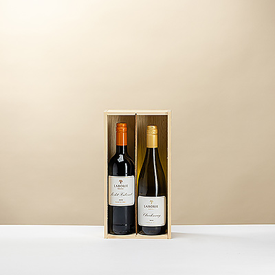 Profitez du élégant Laborie Wine Duo Gift Set avec Merlot Cabernet et frais Chardonnay dans un luxueux coffret en bois. Un élégant cadeau vin pour chaque occasion festive.