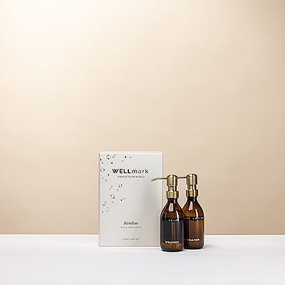 Profitez du Wellmark Hand Care Set avec savon pour les mains et lotion pour les mains nourrissants au parfum frais de Bamboo . Un raffiné cadeau bien-être pour les soins quotidiens et les moments de détente.