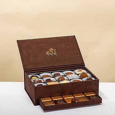 Pour offrir un cadeau chocolaté réellement exclusif, Godiva propose son magnifique coffret cadeau.
Les Boîtes Royales de Godiva contiennent un incroyable assortiment de savoureuses pralines et de délicieux carrés. Chaque coffret représente un magnifique cadeau pour un(e) ami(e) ou un(e) collègue, ou une belle surprise gourmande à apporter lors de fêtes de famille.